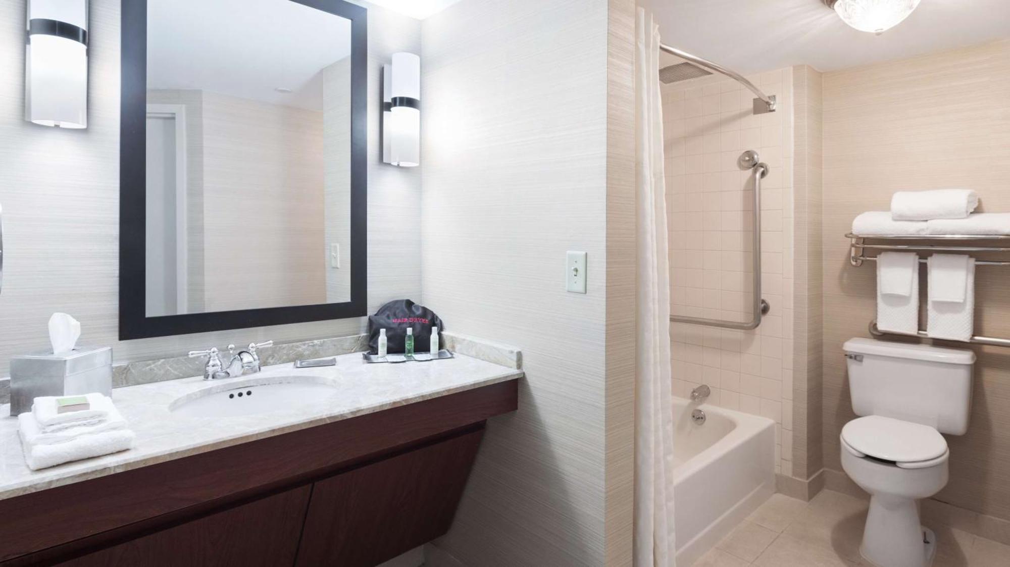 Doubletree Suites By Hilton Hotel Cincinnati - Blue Ash Sharonville Exteriör bild