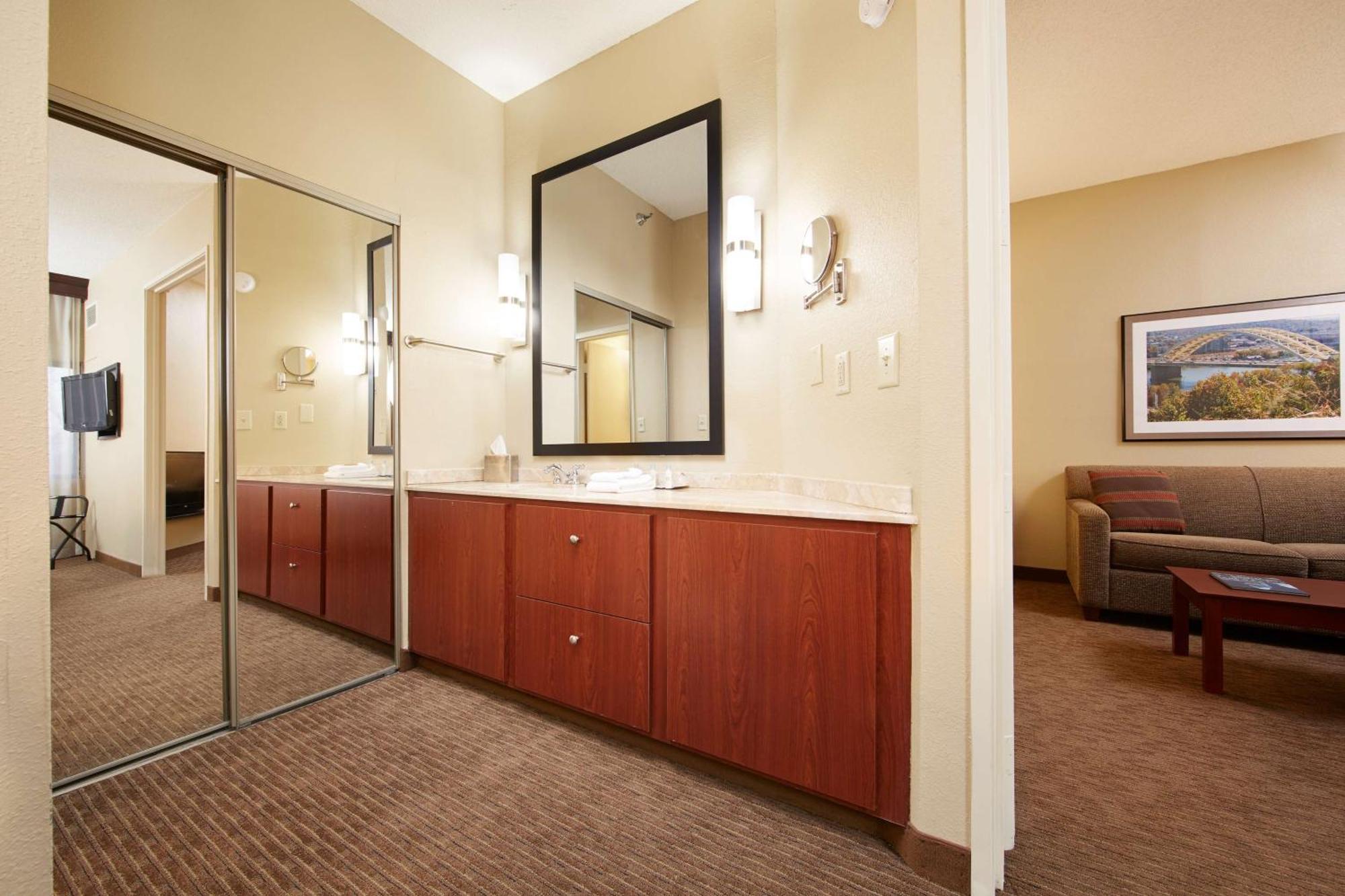 Doubletree Suites By Hilton Hotel Cincinnati - Blue Ash Sharonville Exteriör bild